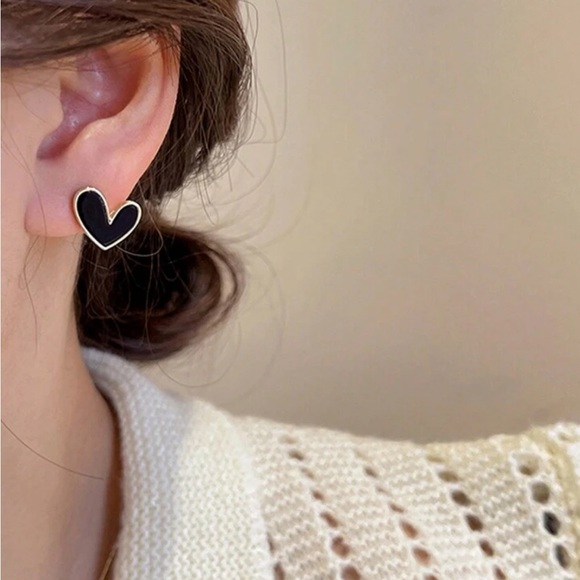 Black Heart Earrings NWT - Picture 3 of 4